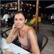 Tengo formación académica en Filología y Lingüística y pasión por los idiomas, la literatura y la traducción.